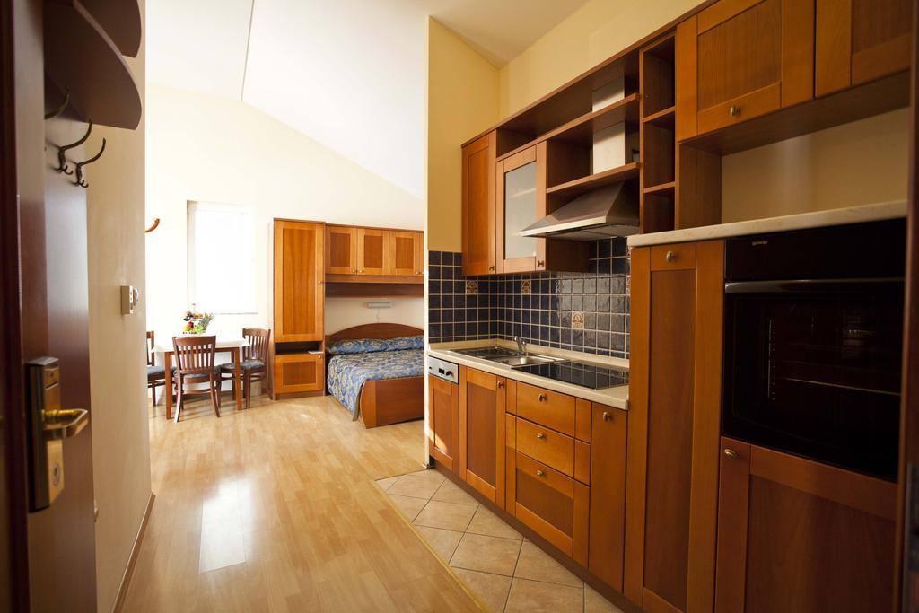 Studio Apartmani Bijeli Delfin บีโอกราดนาโมรู ภายนอก รูปภาพ