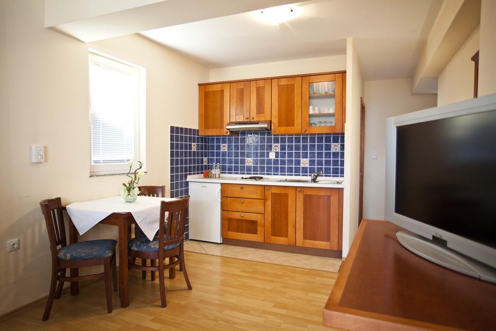 Studio Apartmani Bijeli Delfin บีโอกราดนาโมรู ภายนอก รูปภาพ