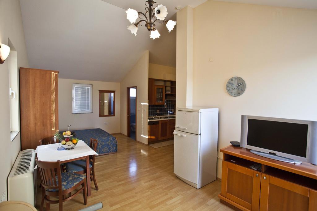 Studio Apartmani Bijeli Delfin บีโอกราดนาโมรู ภายนอก รูปภาพ