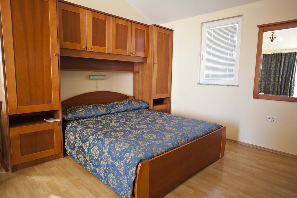 Studio Apartmani Bijeli Delfin บีโอกราดนาโมรู ภายนอก รูปภาพ