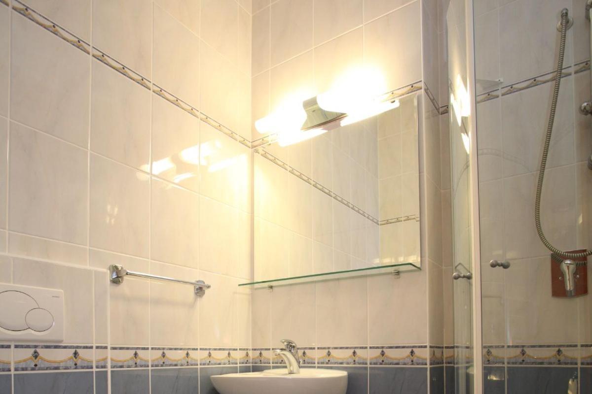 Studio Apartmani Bijeli Delfin บีโอกราดนาโมรู ภายนอก รูปภาพ